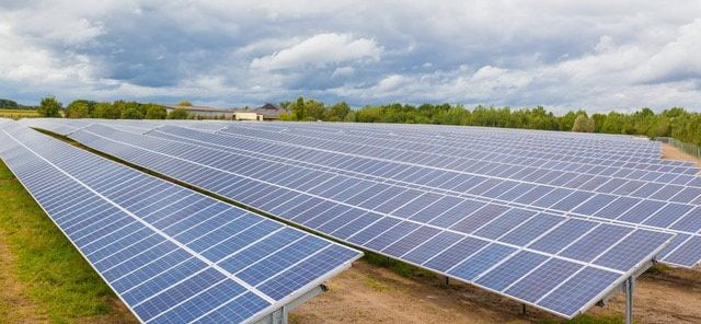 Das „Solarfeld Reimesheide“ entstand 2012 auf dem Gelände einer ehemaligen Kiesgrube, weil neben einem Landwirt die NEW Re GmbH als Tochter für regenerative Energien der NEW AG als Investor auftrat. Foto: NEW AG